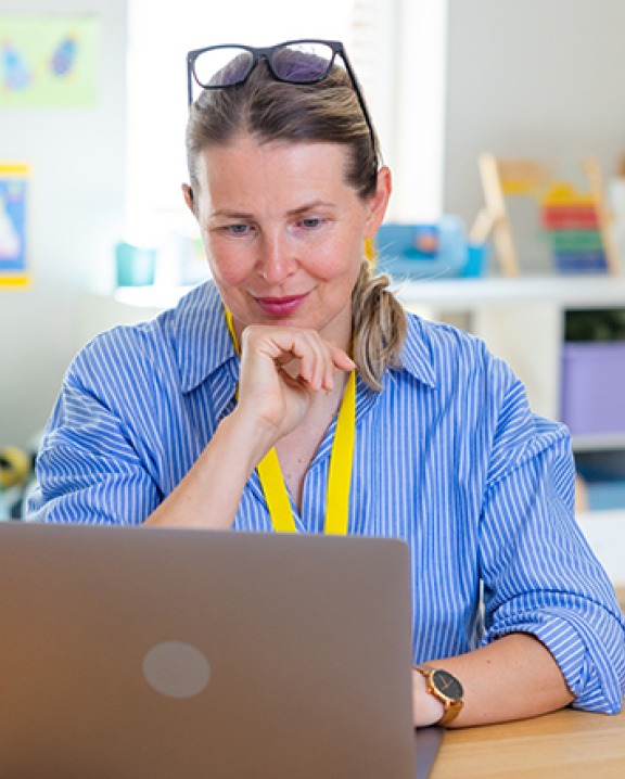 Woman sitting in front of a laptop