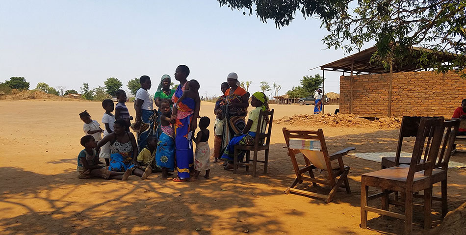 Image of mothers and young children outside in Mozambique