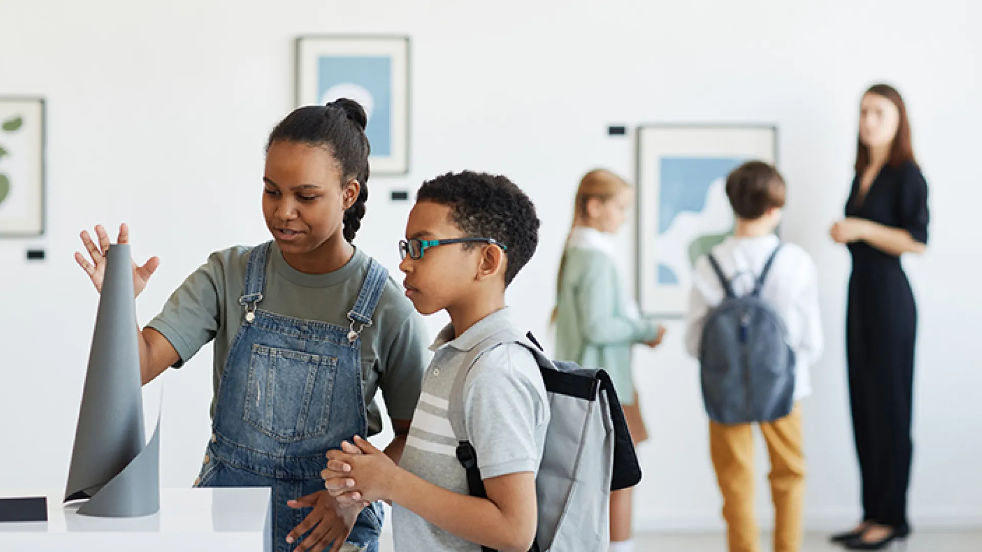 Kids looking at an exhibit in a museum