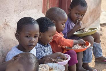African children eating porridge